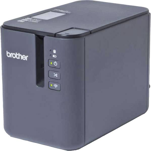 Ein graues Brother P-touch Beschriftungsgerät mit Tasten für Strom, Schneiden und WLAN, steht aufrecht auf einem weißen Hintergrund.