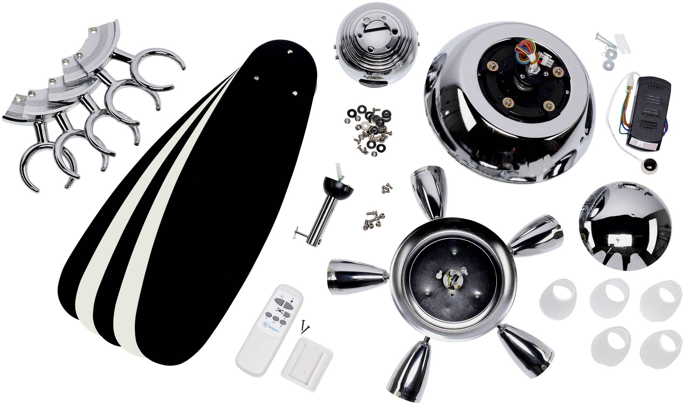 Ein zerlegter Deckenventilator mit Flügeln, Montagehalterungen, Schrauben, Fernbedienung und Motorabdeckung.