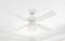 Ein weißer Deckenventilator mit vier Flügeln ist an einer weißen Decke montiert.