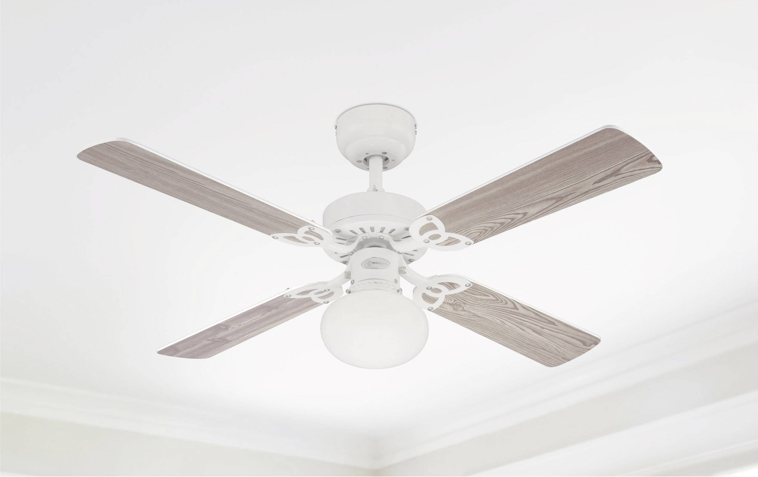 Eine weiße Deckenventilator mit vier hölzernen Flügelblättern ist an einer weißen Decke montiert.
