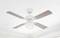 Eine weiße Deckenventilator mit vier hölzernen Flügelblättern ist an einer weißen Decke montiert.