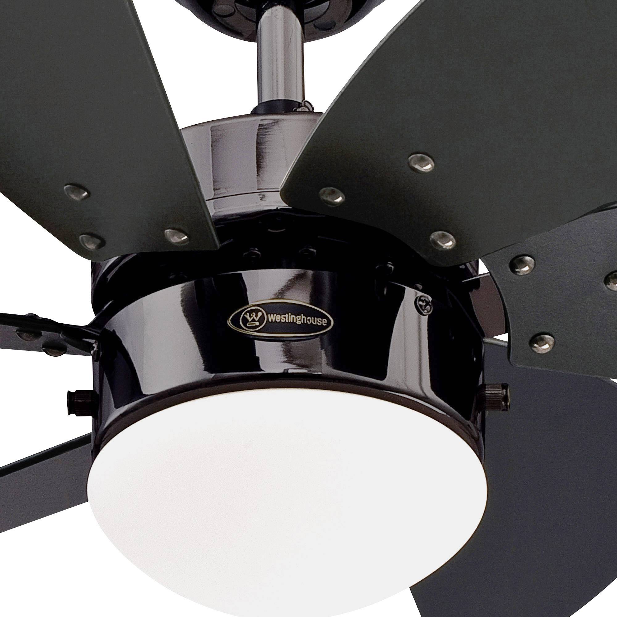 Ein schwarzer Deckenventilator mit fünf Flügeln und einer integrierten weißen Leuchte in der Mitte.