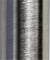 Nahaufnahme einer polierten Metalloberfläche mit sichtbarer Textur und Lichtreflexionen. Glatte, glänzende Stahloptik.