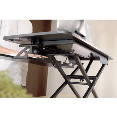 Ein höhenverstellbarer Schreibtisch mit Laptop, Person steht und tippt; zeigt ergonomische Arbeitsplatzlösung.