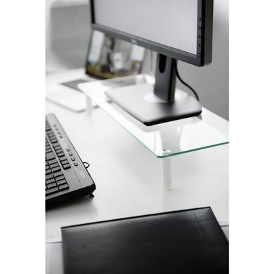 Ein Computerbildschirm steht auf einem Glasregal auf einem Schreibtisch, daneben eine Tastatur und ein Laptop im Hintergrund.