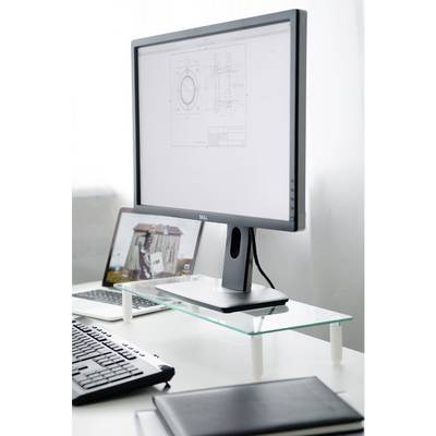 Ein Computerarbeitsplatz mit großem Monitor zeigt technische Zeichnungen. Ein Laptop ist im Hintergrund. Tastatur und Notizbuch liegen auf dem Tisch.
