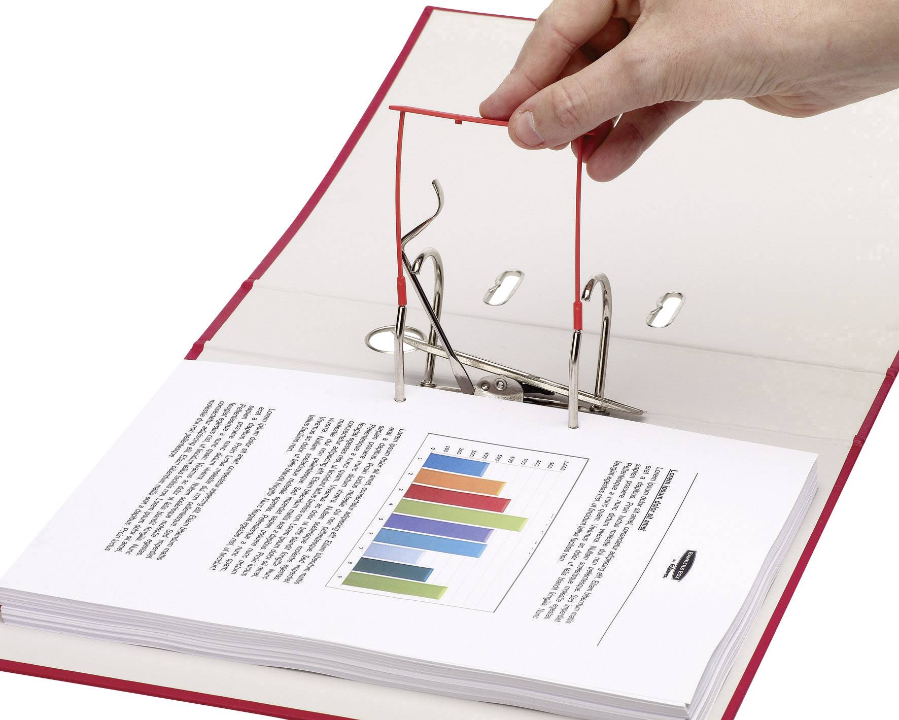 Eine Hand öffnet einen roten Aktenordner mit einer Seite, die Text und ein farbiges Balkendiagramm enthält.