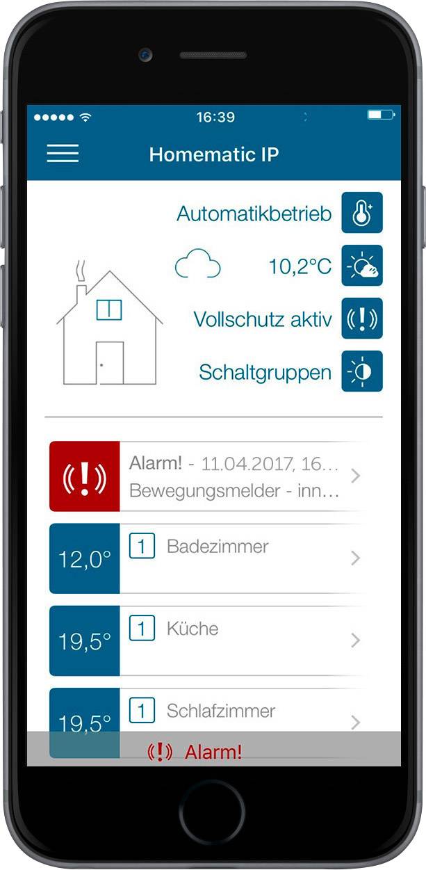 Smartphone zeigt Startbildschirm einer Smart-Home-App. Automatikbetrieb und Vollschutz aktiv; Innentemperatur 10,2 °C. Alarmmeldung sichtbar.