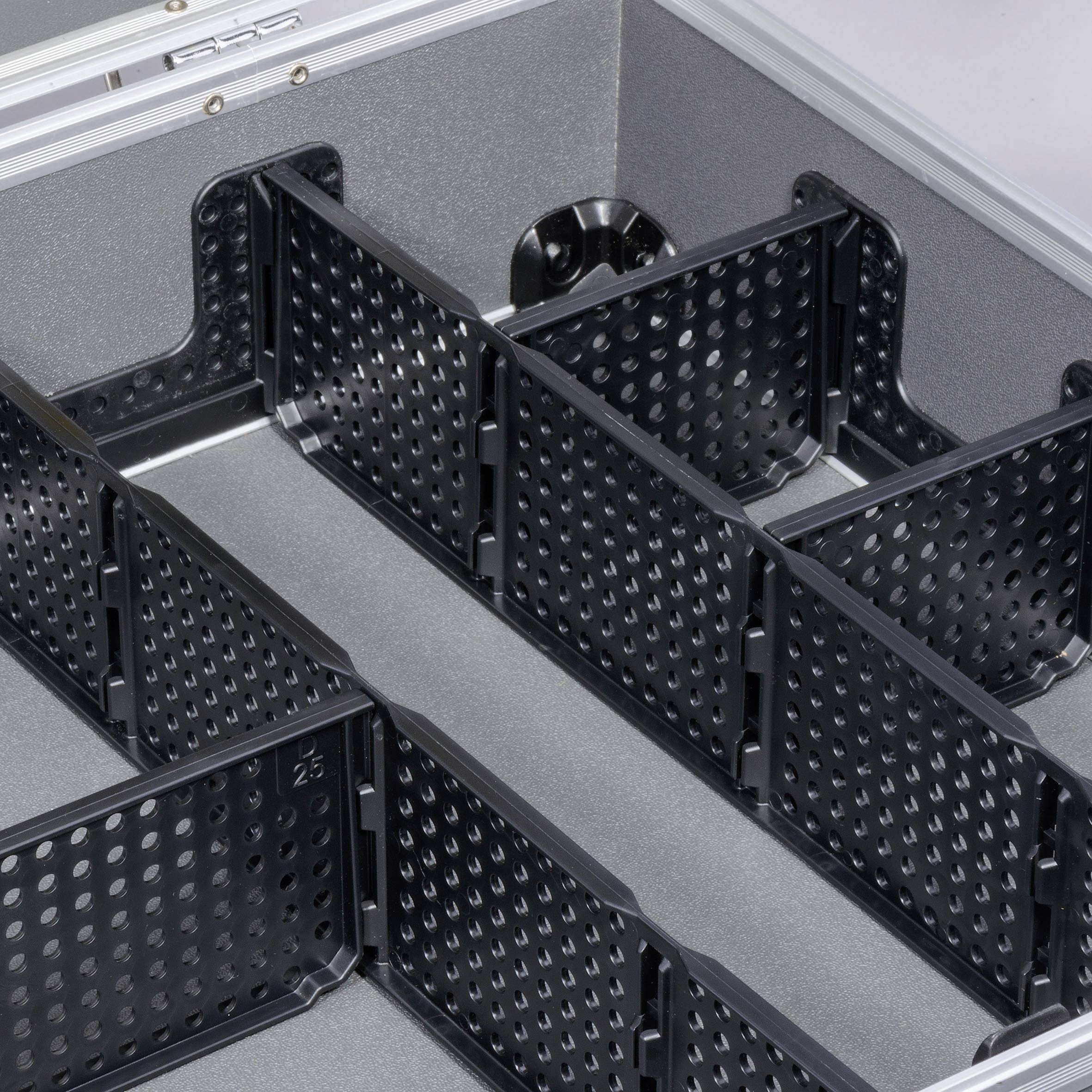 Ein silbergrauer Koffer mit mehreren verstellbaren schwarzen Trennwänden zur Organisation.