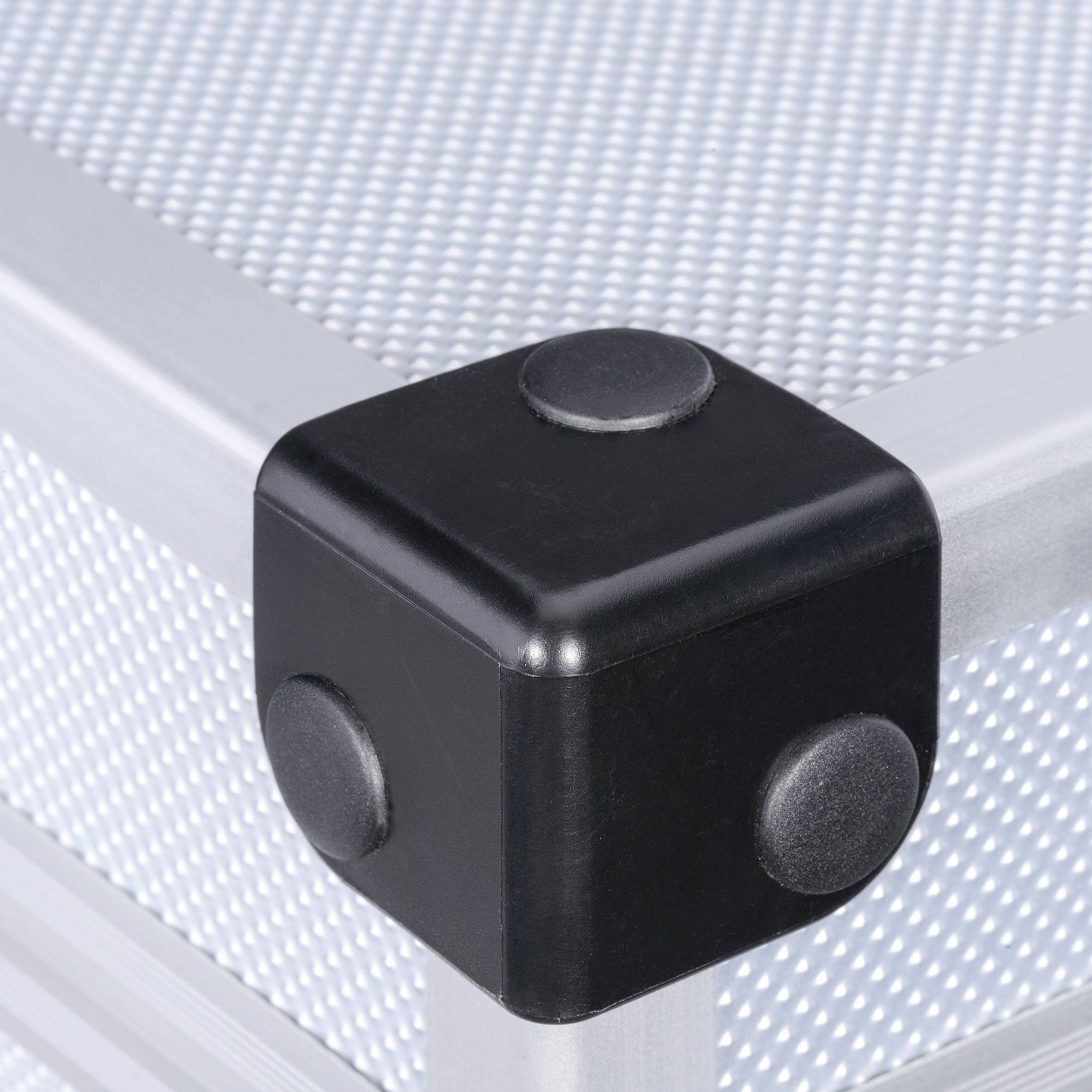 Ein schwarzer, quadratischer Schutzwinkel an einer Ecke eines silbernen Metallkastenrahmens.