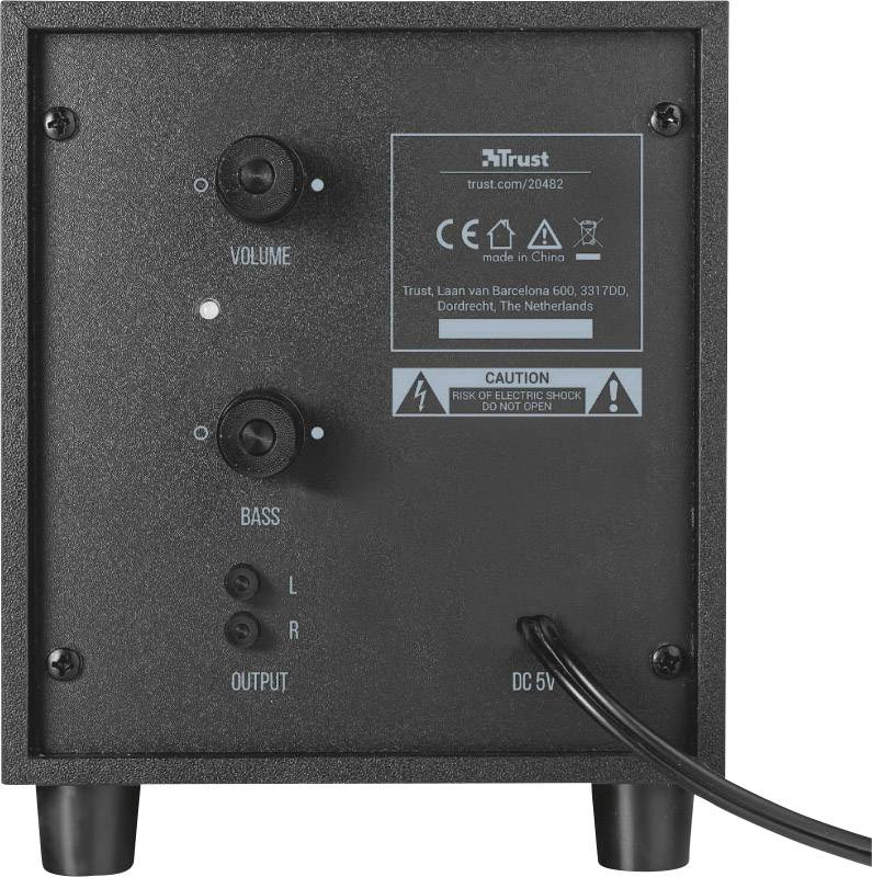 Rückseite eines Lautsprechers mit Reglern für Lautstärke und Bass, Ausgangsanschlüsse und einem Warnhinweis vor elektrischem Schlag.