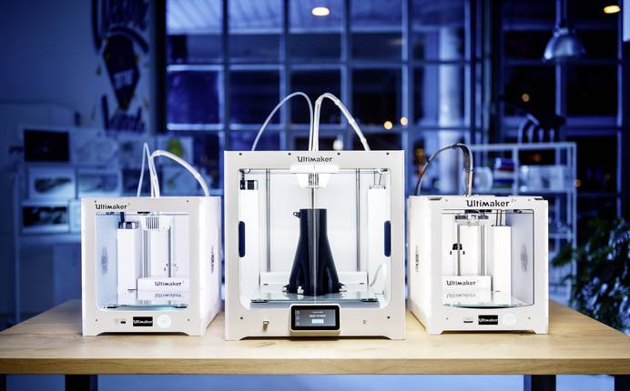 Industrie 3D Drucker Auf dem Bild sieht man unterschiedliche 3D-Drucker, die in der Industrie eingesetzt werden können.