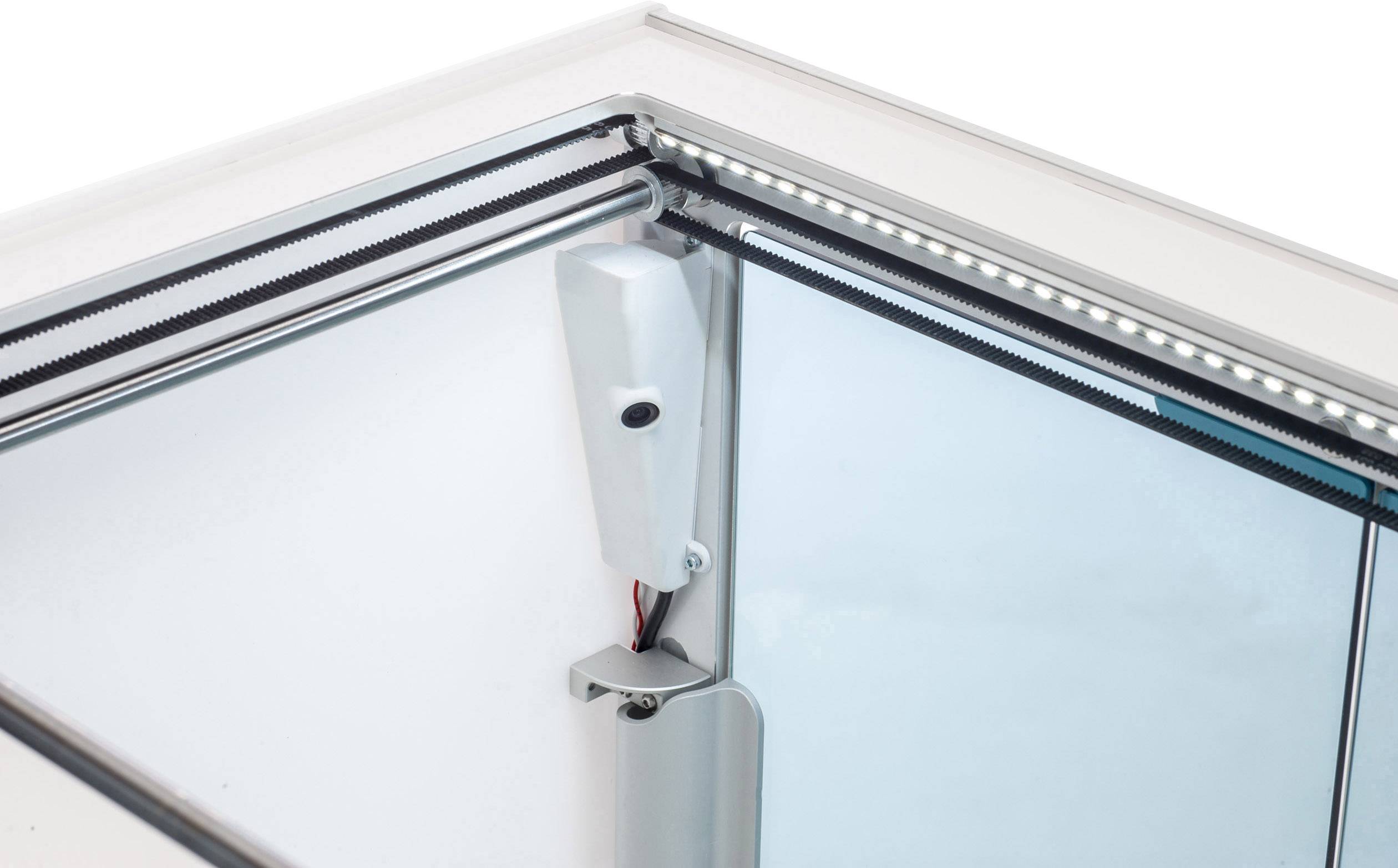 Ein moderner Kühlschrank mit LED-Innenbeleuchtung und gläserner Innenausstattung, ideal für die Präsentation von Waren.