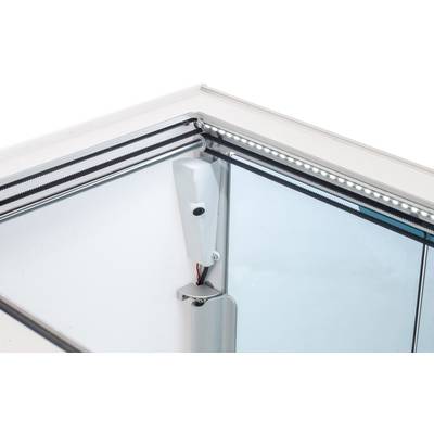 Ein moderner Kühlschrank mit LED-Innenbeleuchtung und gläserner Innenausstattung, ideal für die Präsentation von Waren.