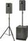 Zwei schwarze Lautsprecher, einer auf einem Stativ und der andere auf einem Subwoofer montiert, zeigen ein tragbares Soundsystem.
