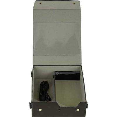 Geöffnete schwarze Box mit Fächern, eines enthält ein zusammengerolltes Kabel.