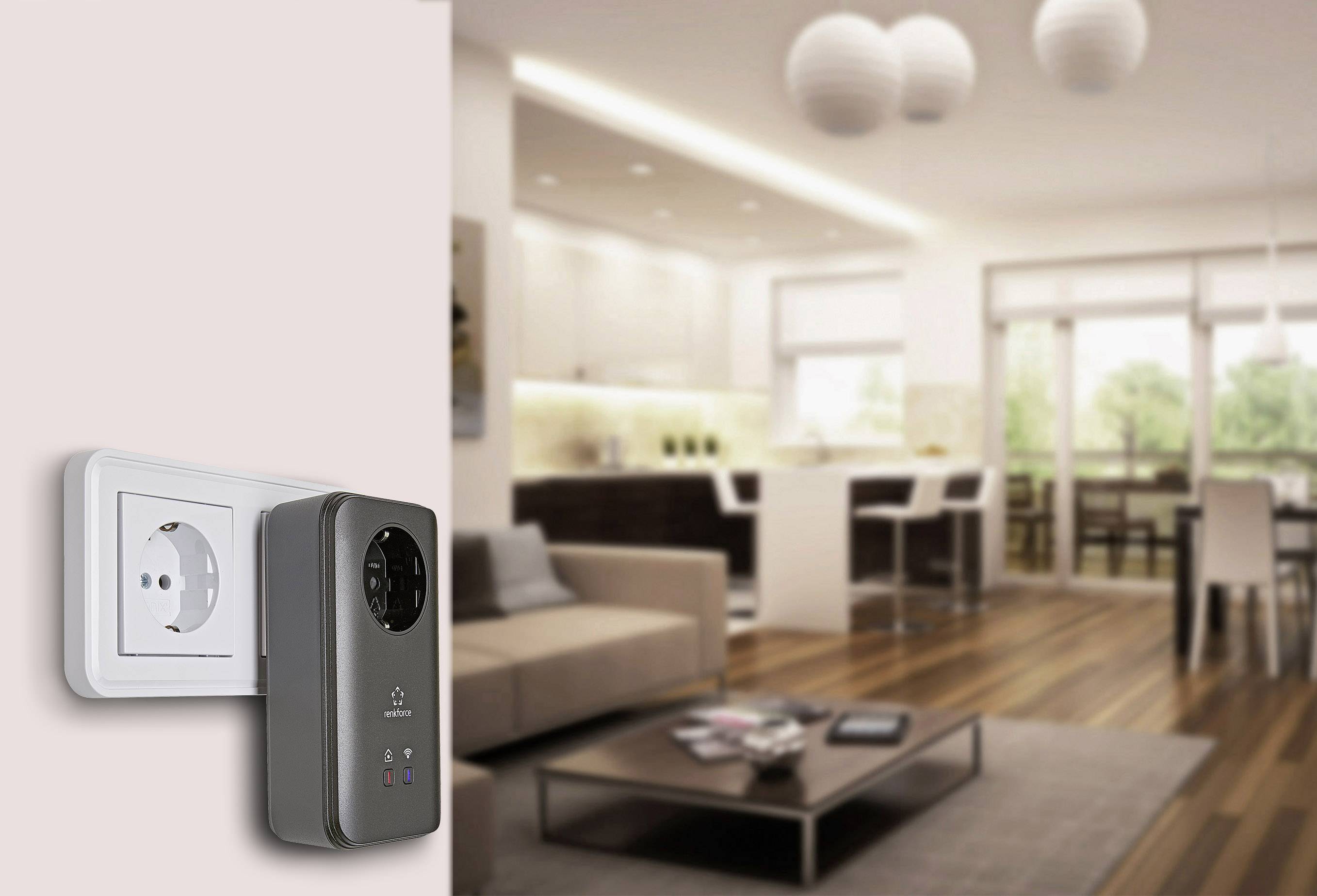 'Eine graue Steckdose mit integrierter Zeitschaltuhr ist an der Wand montiert. Im Hintergrund ein modernes Wohnzimmer mit Holzboden und weißem Mobiliar.'