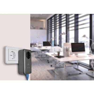 Ein Büroraum mit mehreren Tischen und Computern, im Vordergrund eine Steckdose mit einem eingesteckten Netzwerkadapter, der die Vernetzung signalisiert.