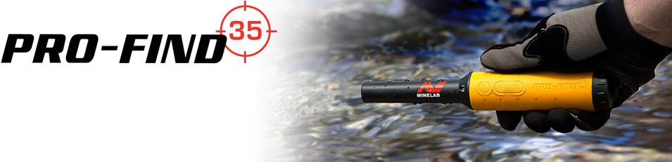 Eine behandschuhte Hand hält den PRO-FIND 35 Metalldetektor, neben einem fließenden Wasser.