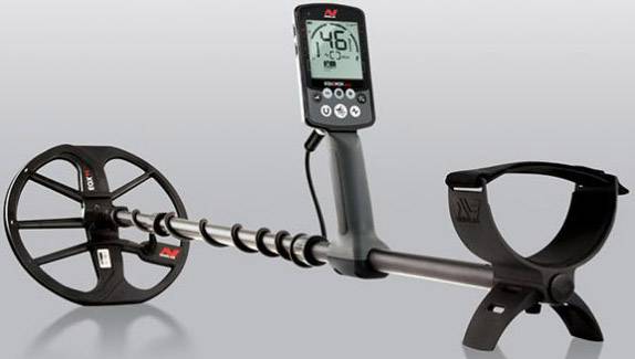 Ein Metallsuchgerät mit Digitalanzeige und Scheibensensor auf grauem Hintergrund. Ideal zum Finden von Metallobjekten im Boden.