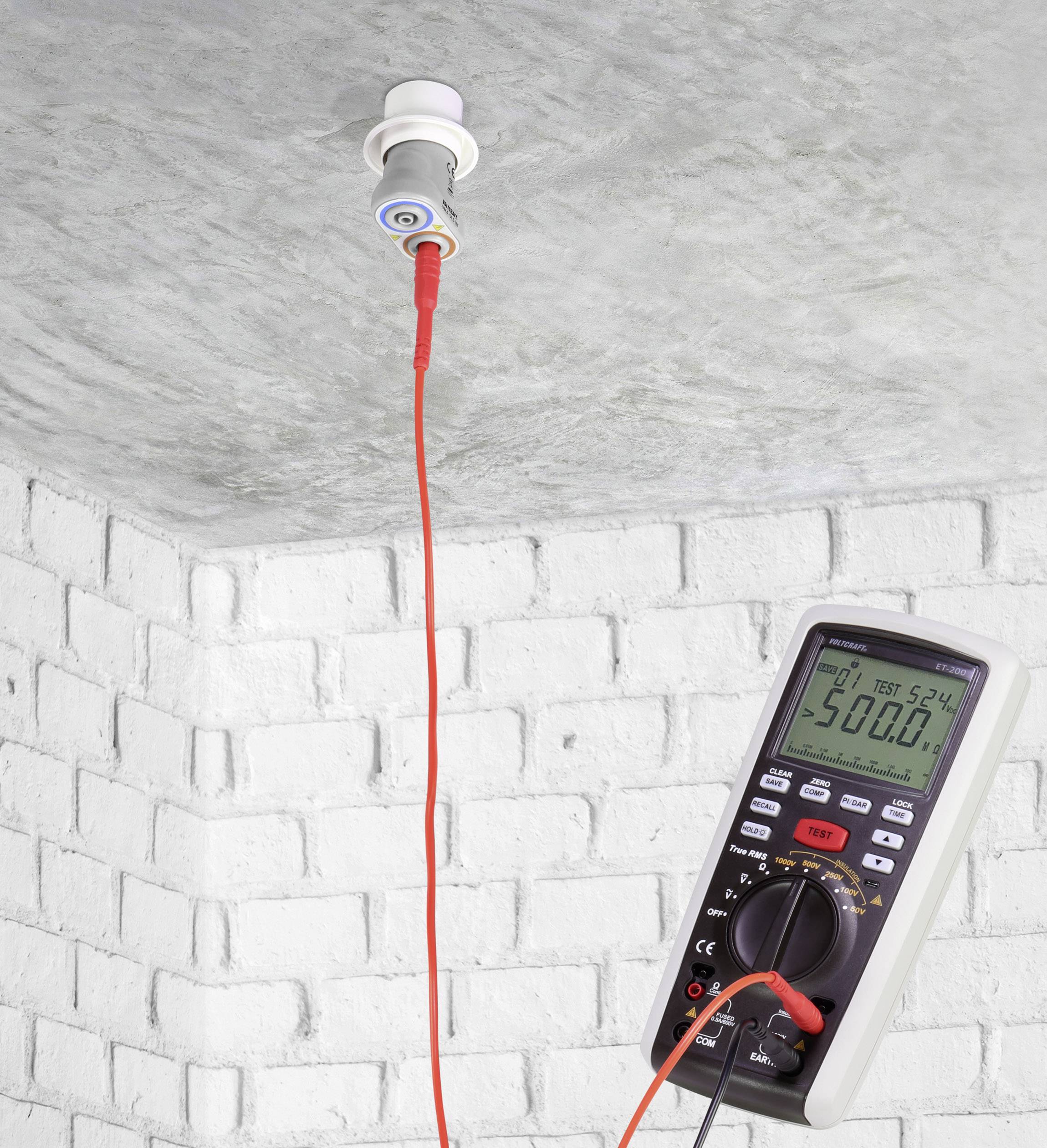 Ein Multimeter misst die Spannung an einer Deckenfassung. Der Bildschirm zeigt '500.0'. Ein rotes Kabel verbindet die beiden.