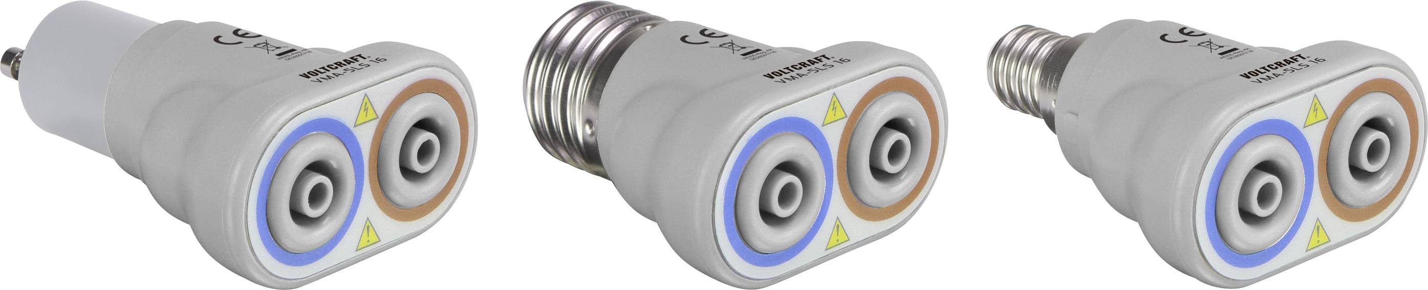 Drei Adapter mit doppelten Steckplätzen, wahrscheinlich für elektrische Geräte, in einer leicht angewinkelten Ansicht nebeneinander.