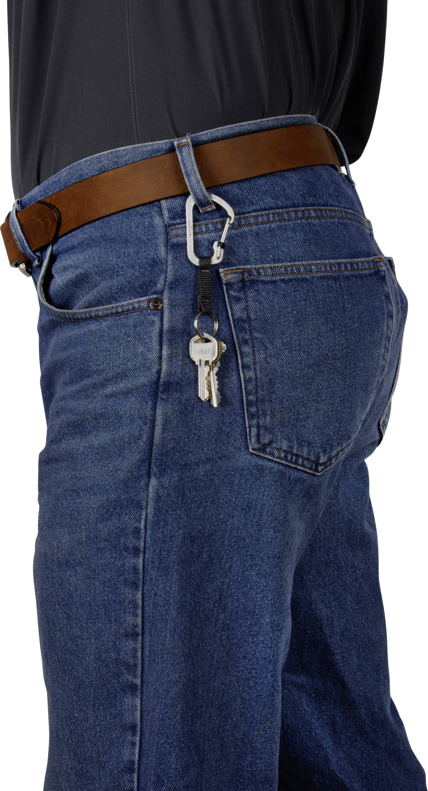 Eine Person trägt eine Jeans mit einem Schlüsselbund, der an einer Gürtelschlaufe hängt.