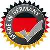 Ein rundes Logo mit einem Haken, das 'Made in Germany' zeigt. Im Hintergrund sind die Farben der deutschen Flagge zu sehen.