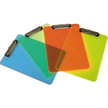 Fünf Klemmbretter in verschiedenen Farben (blau, grün, orange, gelb) übereinanderlappend auf hellem Hintergrund.