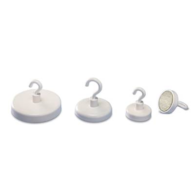 Vier magnetische Haken in unterschiedlichen Größen, von groß nach klein, mit weißen Kunststoffbeschichtungen und Hakenaufsätzen.