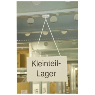 Ein Schild mit der Aufschrift 'Kleinteil-Lager' hängt an der Decke eines metallischen Lagerraums.