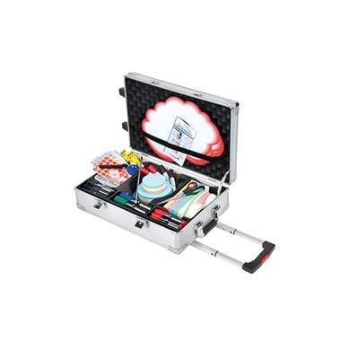 'Aluminiumkoffer mit offenen Fächern, gefüllt mit verschiedenen Mal- und Zeichenmaterialien wie Pinsel, Farben und Paletten.'