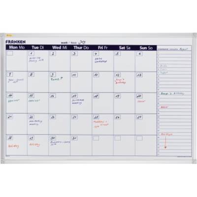 Ein Whiteboard-Kalender mit Monatsübersicht, Wochentagen und Tagesfeldern, beschrieben in verschiedenen Farben mit Terminen und Notizen.