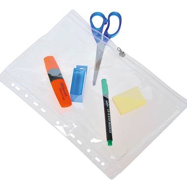 Ein transparentes Mäppchen enthält eine Schere, einen Textmarker, einen Klebestift, einen grünen Stift und Haftnotizen.