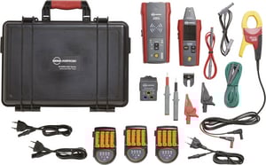 Das Bild zeigt ein umfassendes Prüf-Kit zur Messung der elektrischen Leitungsqualität auf einem weißen Hintergrund. Das Set, verpackt in einem schwarzen Hartschalenkoffer, enthält einen Leitungssucher mit Display, eine Stromzange und weitere Module zur präzisen Messung von Spannung und Strom. Ebenfalls zu sehen sind zahlreiche Messleitungen, Prüfspitzen, Adapter und Netzkabel in den dominierenden Farben Rot, Grau und Schwarz.