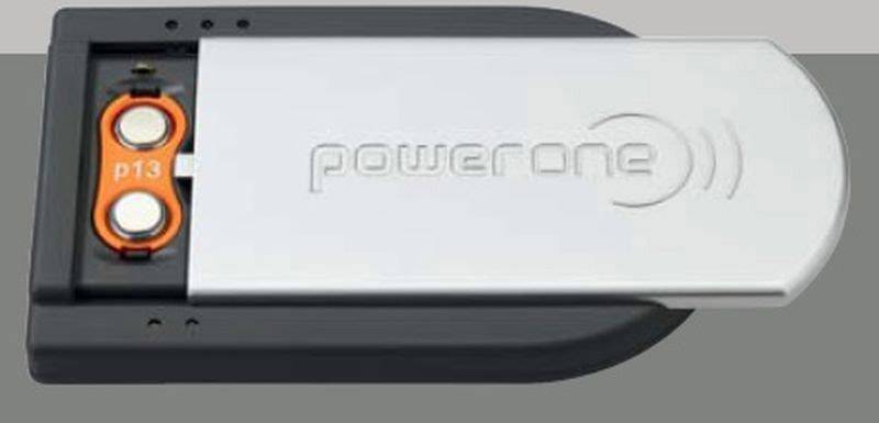 'Powerone'-Batterieverpackung mit zwei Knopfzellenbatterien, Beschriftung 'p13', teils geöffnet, zeigt silberne und schwarze Hülle.