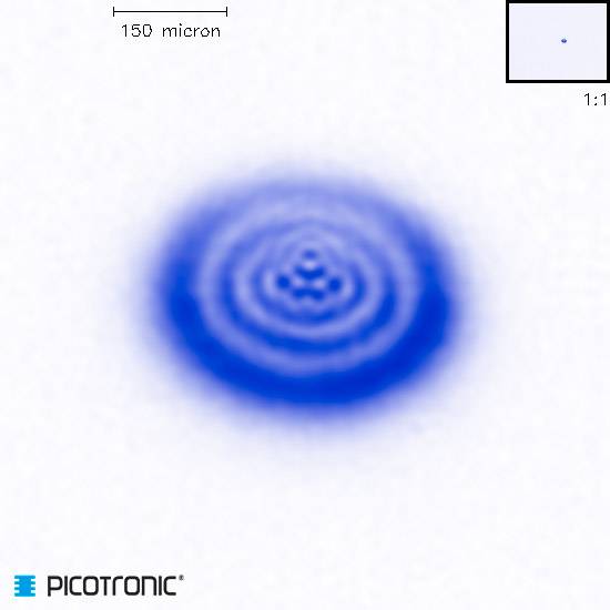 Unscharfes, blaues, kreisförmiges Muster aus konzentrischen Ringen, mit Skalierung oben links '150 micron', Logo 'PICOTRONIC' unten links.