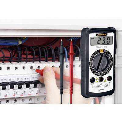 Eine Hand verwendet ein Multimeter, um den Spannungswert (230 V) an einer elektrischen Schalttafel zu messen.