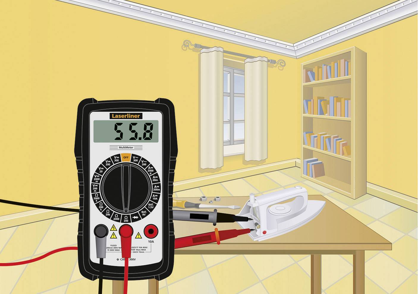 'Ein Multimeter zeigt 55,8 an, verbunden mit einem Bügeleisen auf einem Tisch. Im Hintergrund sind ein Fenster und ein Bücherregal zu sehen.'
