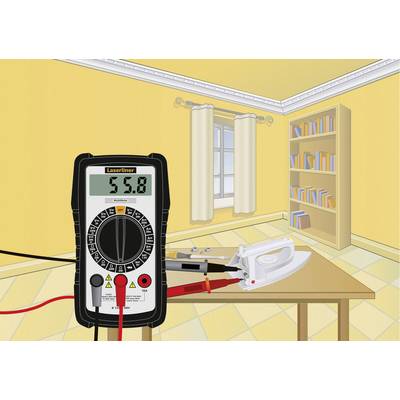 'Ein Multimeter zeigt 55,8 an, verbunden mit einem Bügeleisen auf einem Tisch. Im Hintergrund sind ein Fenster und ein Bücherregal zu sehen.'
