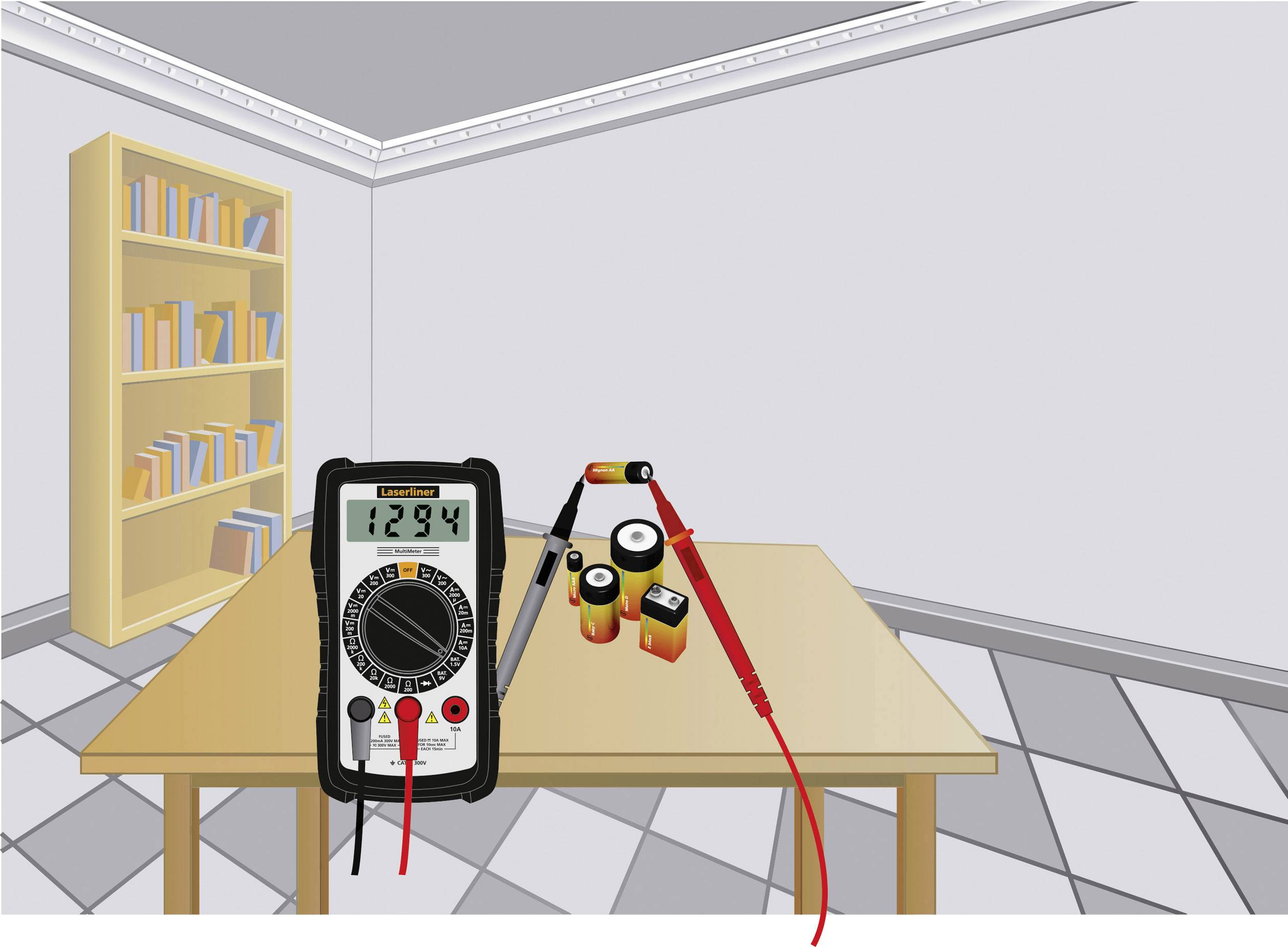 Digitalmultimeter auf einem Tisch zeigt '12.94' an, verbunden mit mehreren Batterien. Hintergrund: Bücherregal in einem Raum.
