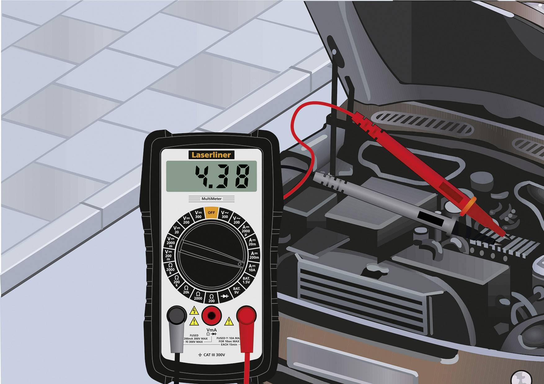 Ein Multimeter zeigt 4,38 Volt an, während es mit einem Autoakkumulator verbunden ist. Ein rotes und ein schwarzes Messkabel sind angeschlossen.