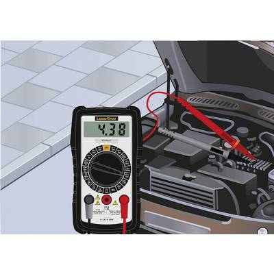 Ein Multimeter zeigt 4,38 Volt an, während es mit einem Autoakkumulator verbunden ist. Ein rotes und ein schwarzes Messkabel sind angeschlossen.