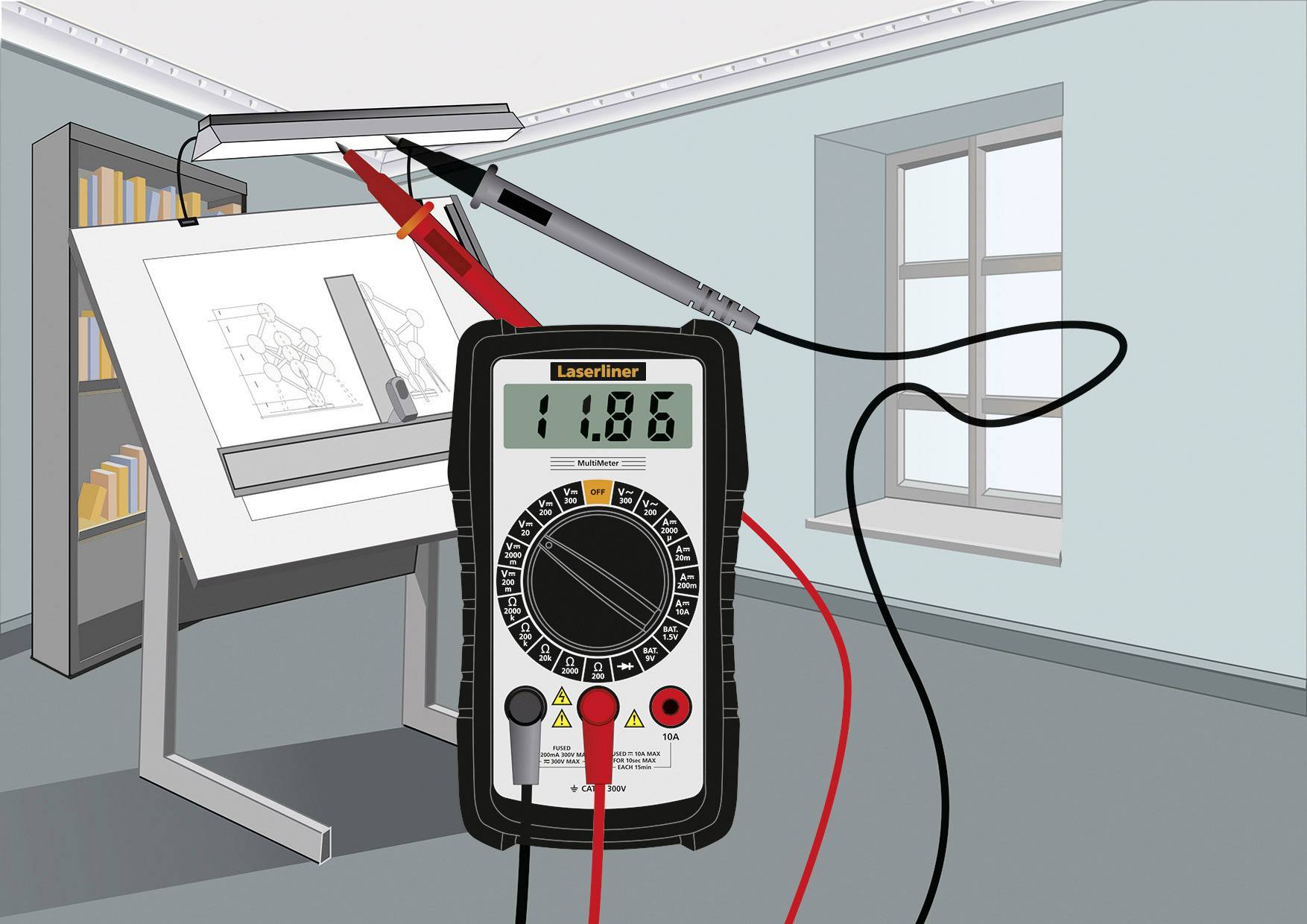 Ein digitales Multimeter zeigt '11,86' an, während es mit einem roten und schwarzen Kabel an ein Messgerät angeschlossen ist; im Hintergrund ein Zeichentisch.