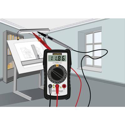 Ein digitales Multimeter zeigt '11,86' an, während es mit einem roten und schwarzen Kabel an ein Messgerät angeschlossen ist; im Hintergrund ein Zeichentisch.