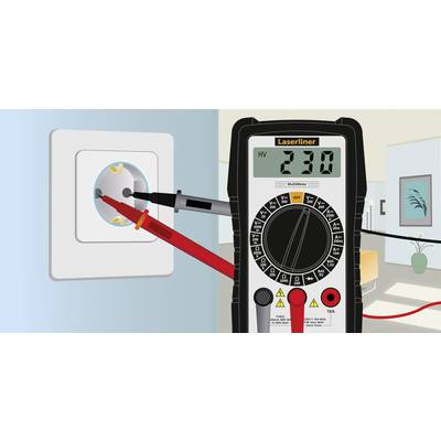 Multimeter misst Spannung an einer Steckdose. Display zeigt 230 Volt. Umgebung: Wohnraum mit Pflanzen und Möbeln im Hintergrund.