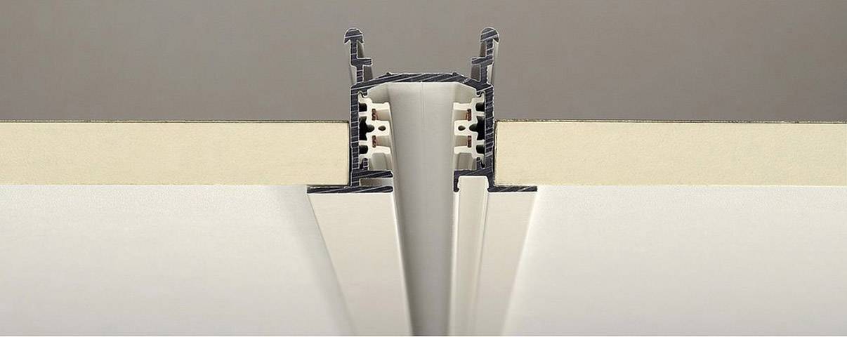 Querschnitt eines Paneelverbinders zeigt die strukturierte Verbindung von Isoliermaterial zwischen zwei Metallteilen.