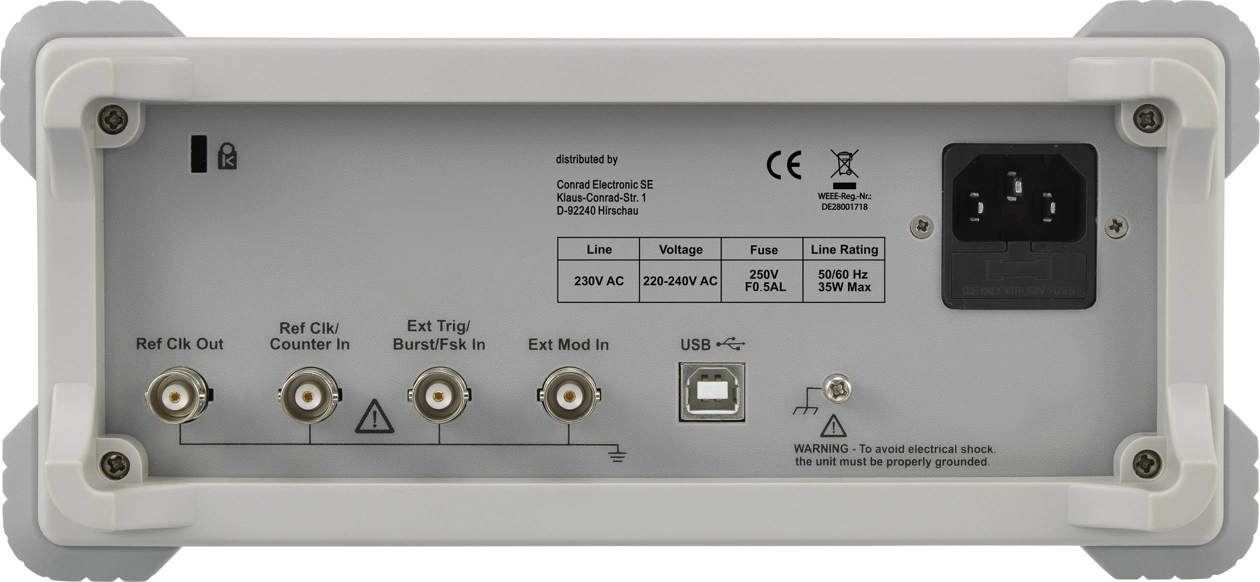 Rückseite eines elektronischen Geräts mit mehreren Anschlüssen, darunter USB, und einem Stromanschluss. Warnung vor elektrischem Schock.