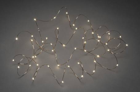 Aufbau einer Lichterkette für den Weihnachtsbaum