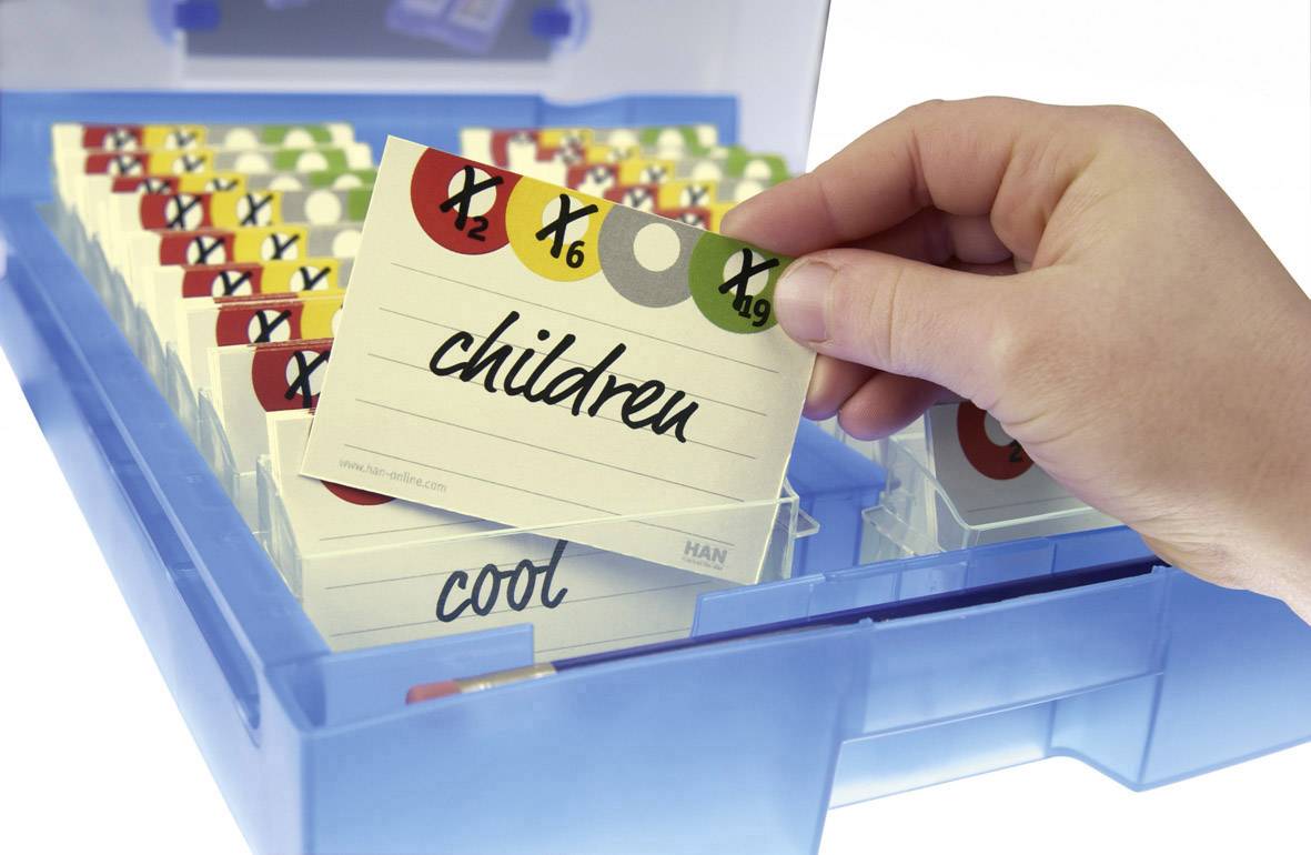 Hand hält Karteikarte mit der Aufschrift 'children' vor einer Box mit farblich codierten Reitern und weiteren Karten.